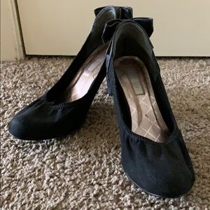 Black heels with bow in the back